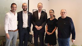 סאייקי ושגריר אוסטרליה בישראל, צילום: באדיבות סאייקי